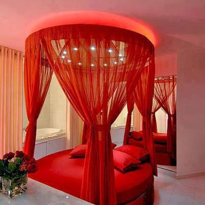 червена кръгла спалня
