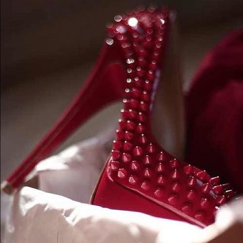 червени обувки с висок ток и шипове