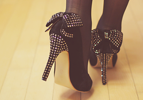 модерни черни обувки