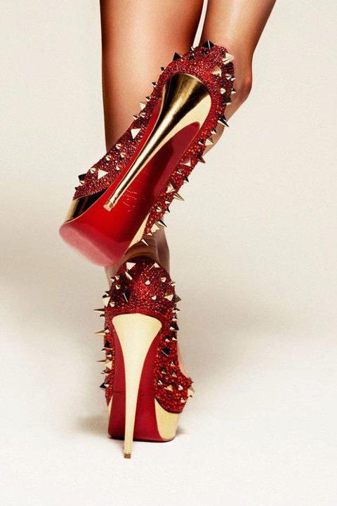секси червени обувки със златни шипове
