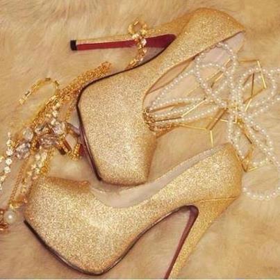 златни бални обувки