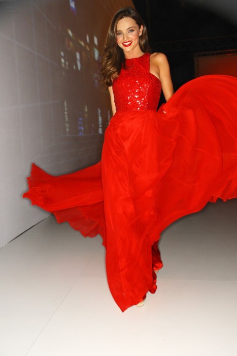 бална червена рокля