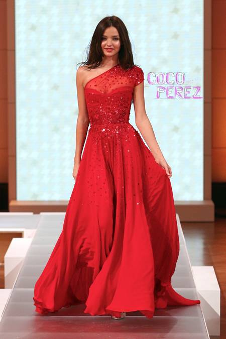 червена дълга рокля