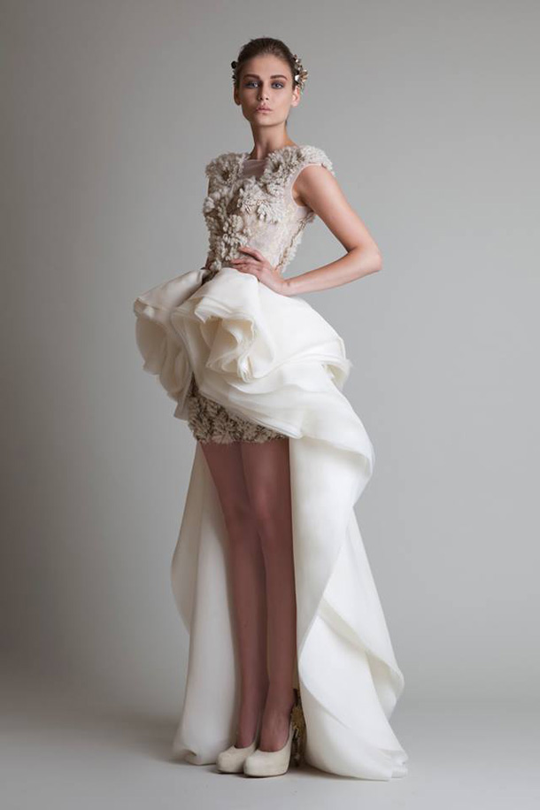 асиметрична бална рокля в бяло