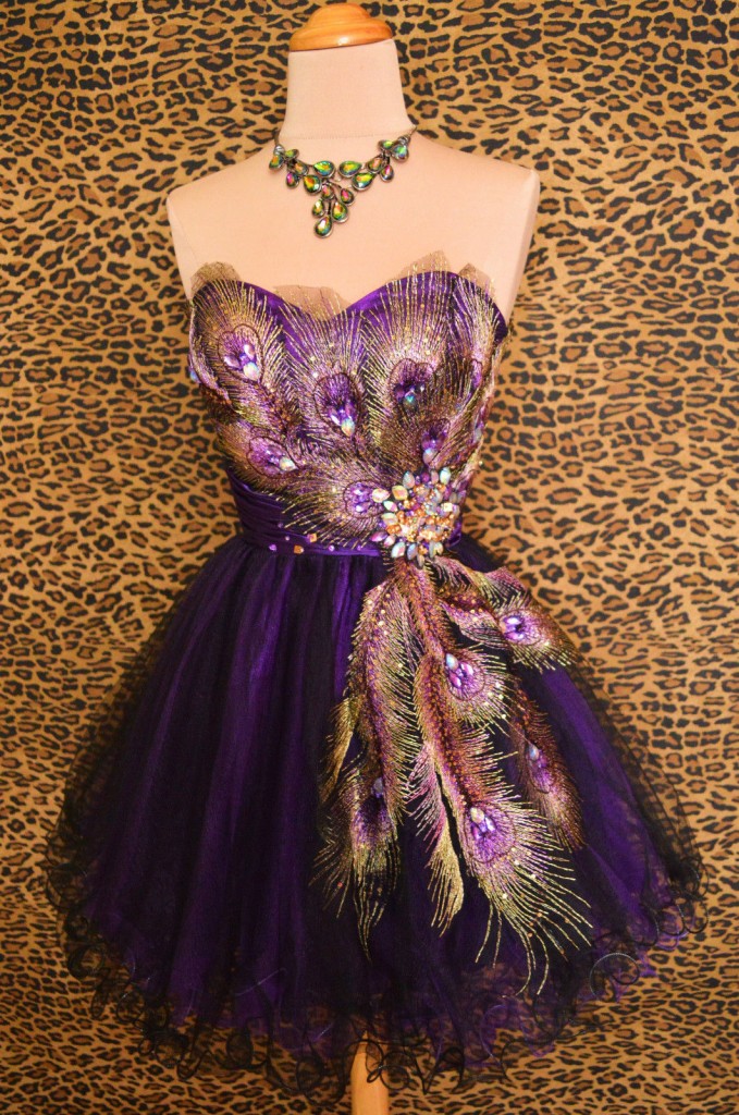 къса лилава абитуриентска рокличка паунови пера