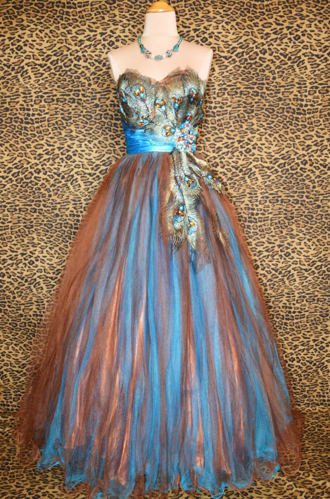 дълга абитуриентска рокля паунови пера