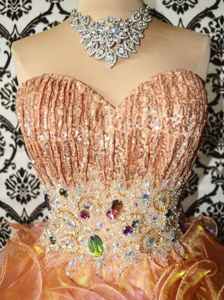 къса абитуриентска рокличка пайети и диаманти органза