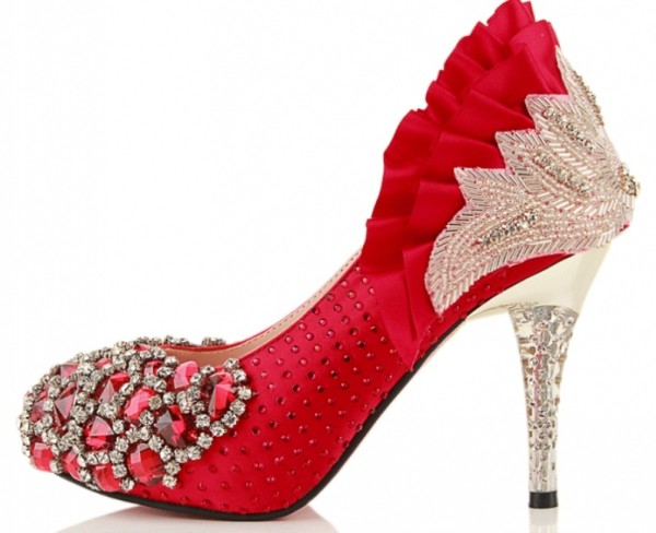 червени елегантни обувки с камъни