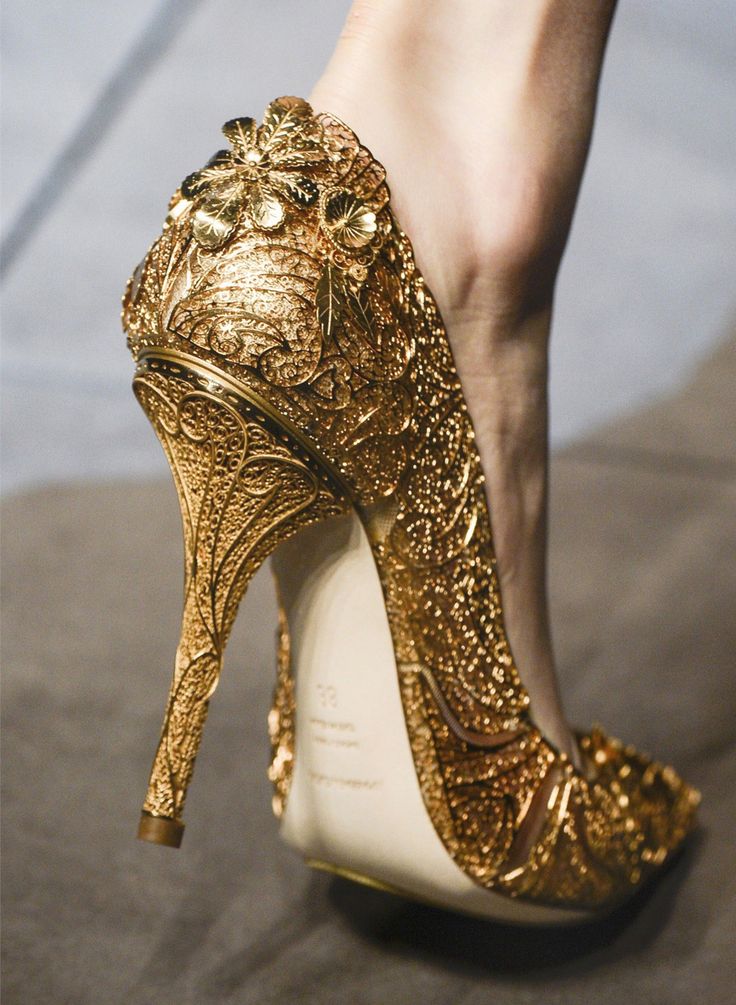 златни бални обувки