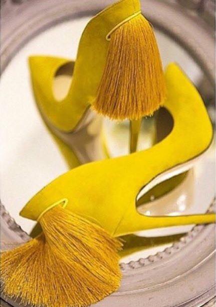 жълти обувки