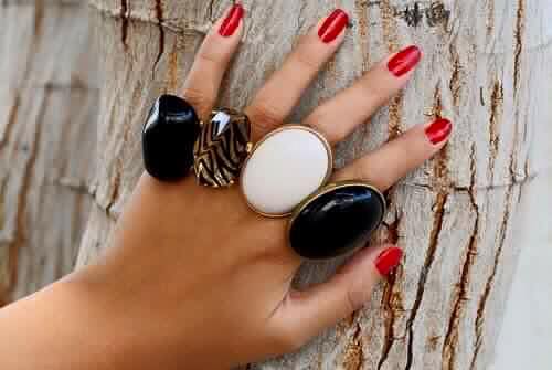пръстени с камъни