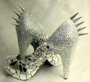 готик обувки с кристали и шипове