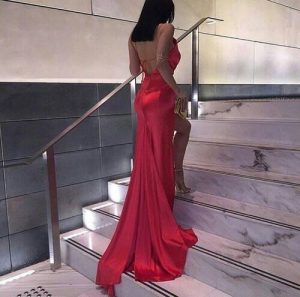 червена дълга елегантна бална рокля с гол гръб