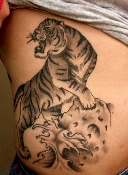 дамска татуировка с тигър на рамото