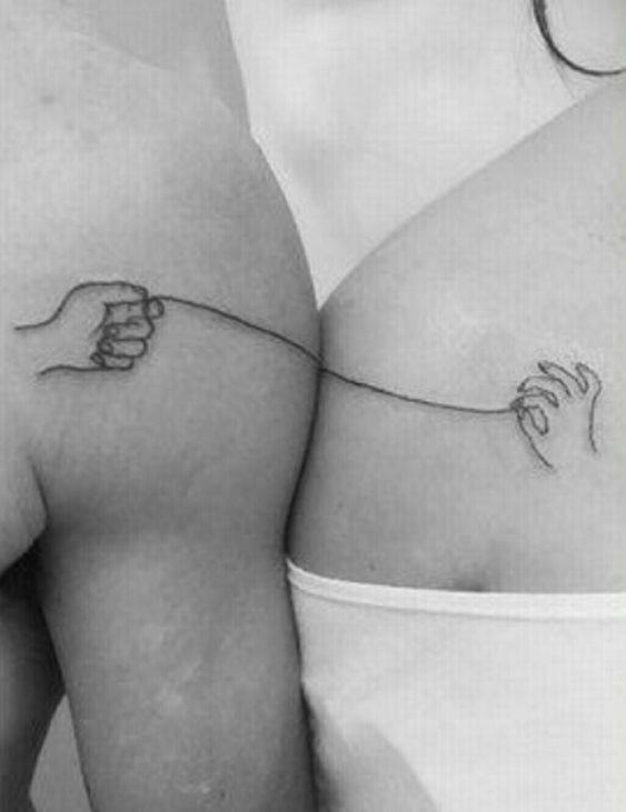 татуировка за влюбени двойки две ръце ,които държат връв