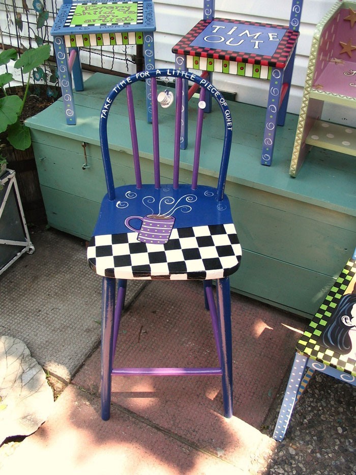стар стол обновоен с боя