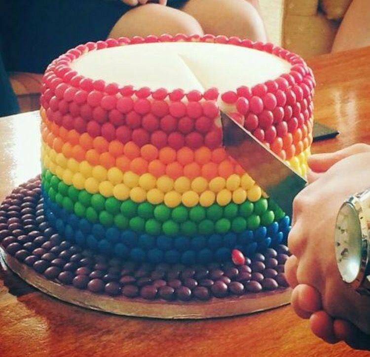 Празнична торта в ярки цветове