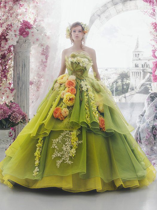 Зелена бална рокля с флорални декорации