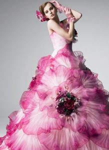 розова дълга бална рокля с флорални декорации