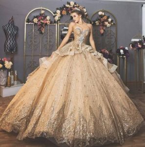 дълга бална рокля с флорални декорации цвят шампанско