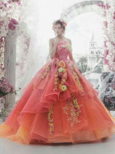 розова бална рокля с флорални декорации