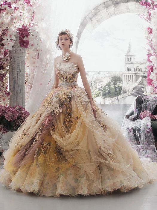 дълга бална рокля цвят шампанско с флорални декорации