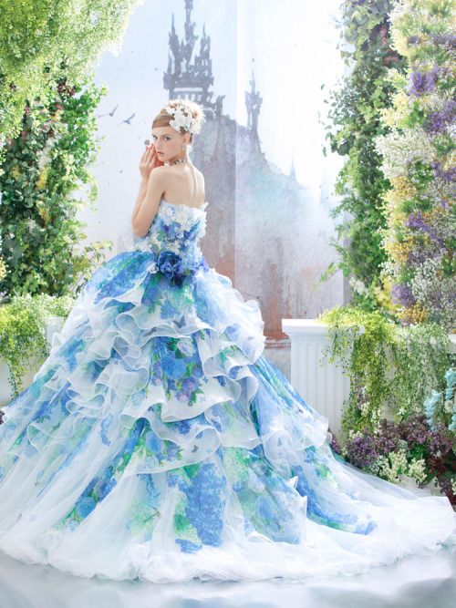синя бална рокля с флорални декорации