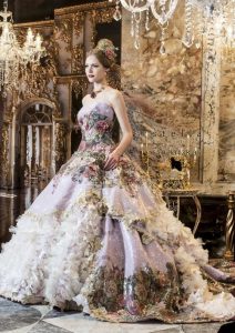 дълга бална рокля с флорални декорации