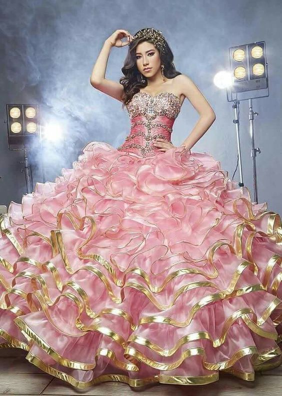 розова дълга бална рокля с флорални декорации