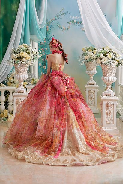 бална рокля с флорални декорации