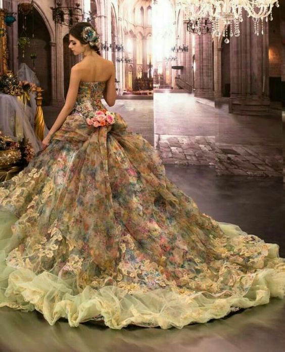 бална рокля с флорални декорации