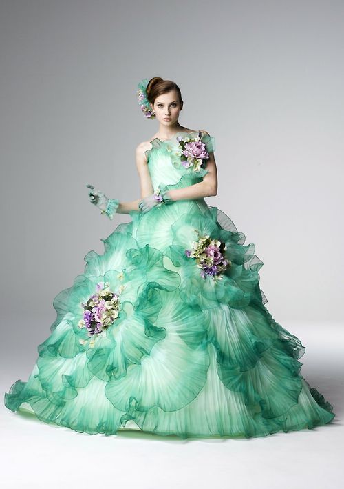 зелена дълга бална рокля с флорални декорации