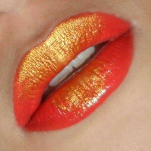 сочни плътни устни оранжево червило с блясък