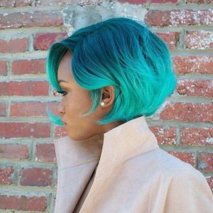 зелена коса със сини киичури- цветна прическа