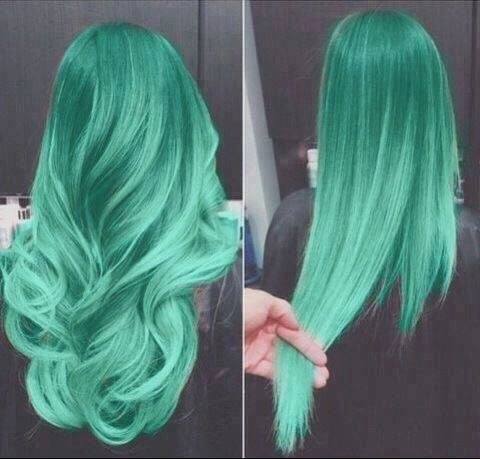 зелена коса -цветна прическа