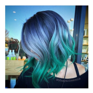 зелена коса със сини киичури- цветна прическа