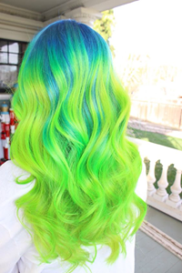 зелена коса -цветна прическа