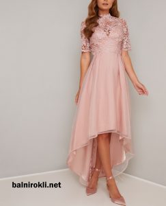 розова асиметрична елегантна рокля с дантела