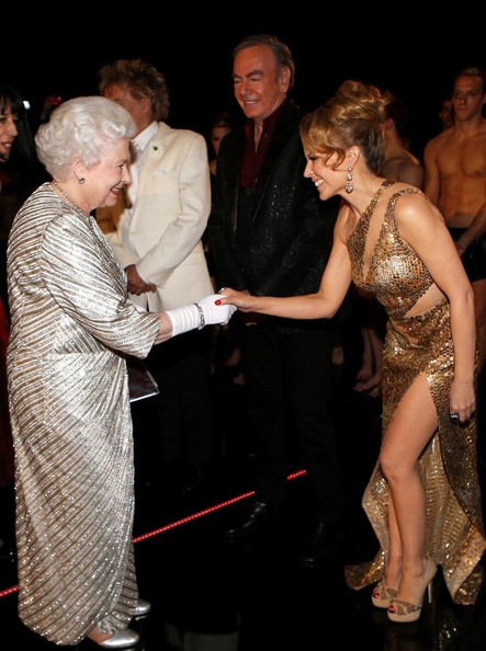 Кайли Миноуг със златна рокля при Английската Кралица Елизабет 