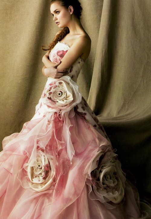 ефектна дълга рокля с рози