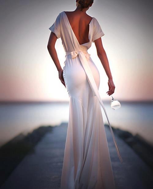 дълга бяла елегантна рокля