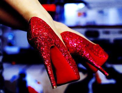 червени бални обувки