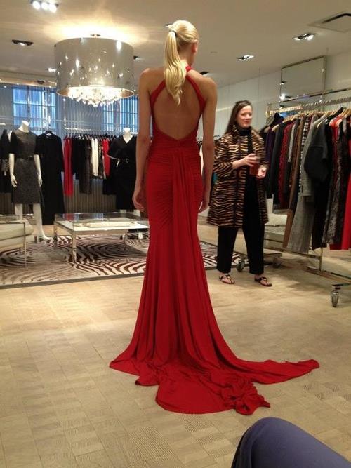 червена дълга бална рокля със шлейф