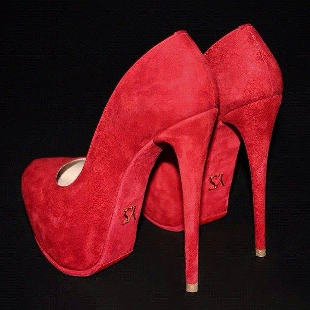 елегантни червени бални обувки