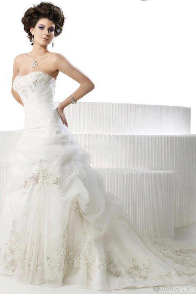 бяла сватбена рокля