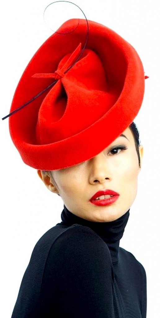 червена дамска шапка