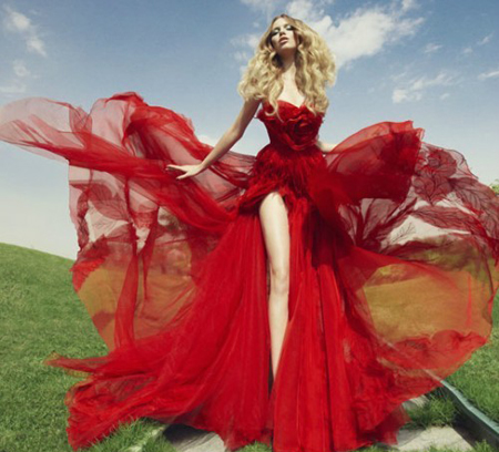 червена бална рокля с цепка