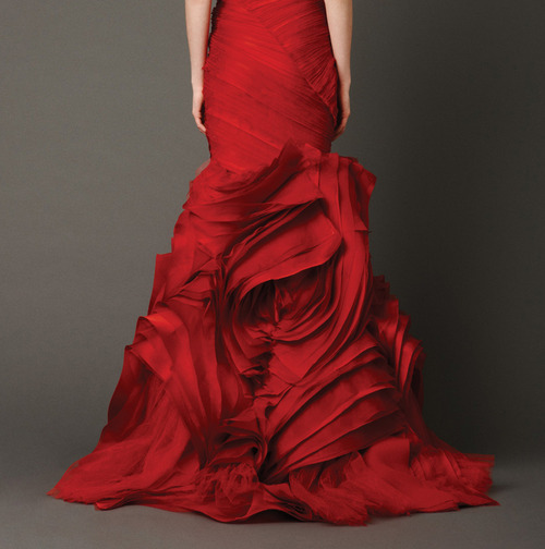 червена дълга бална рокля детайл