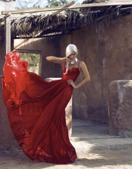 червена дълга рокля