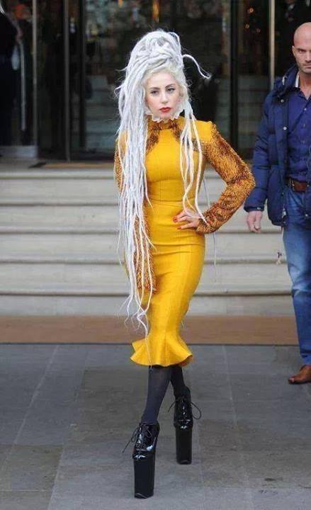 Лейди Гага с Жълта Рокля